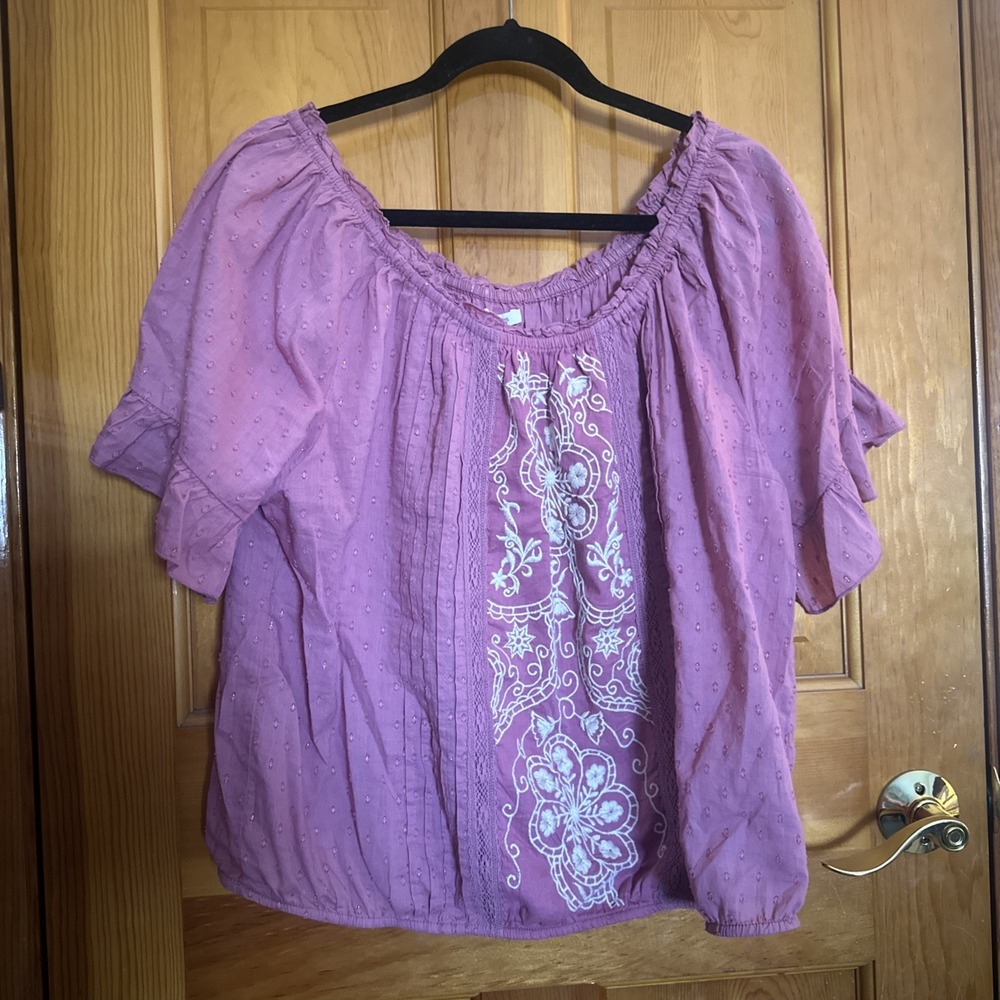 Maurices Top Womens SZ XL Lightweight Pink Embroidered Short‎ Bell Sleeves NEW